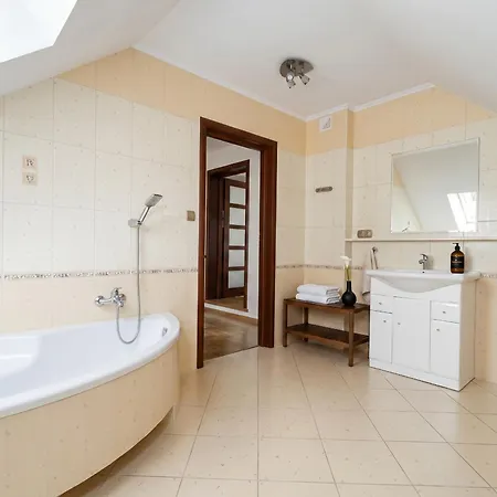Villa Golden Garden Retreat - Private Garden & Bbq *