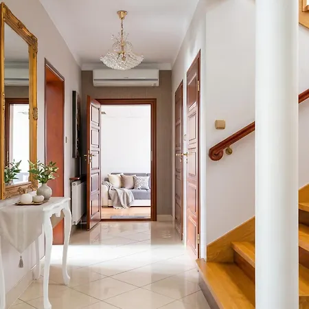 Golden Garden Retreat - Private Garden & Bbq Villa *