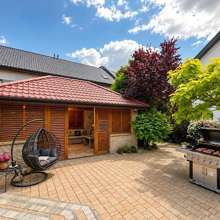 Golden Garden Retreat - Private Garden & Bbq
